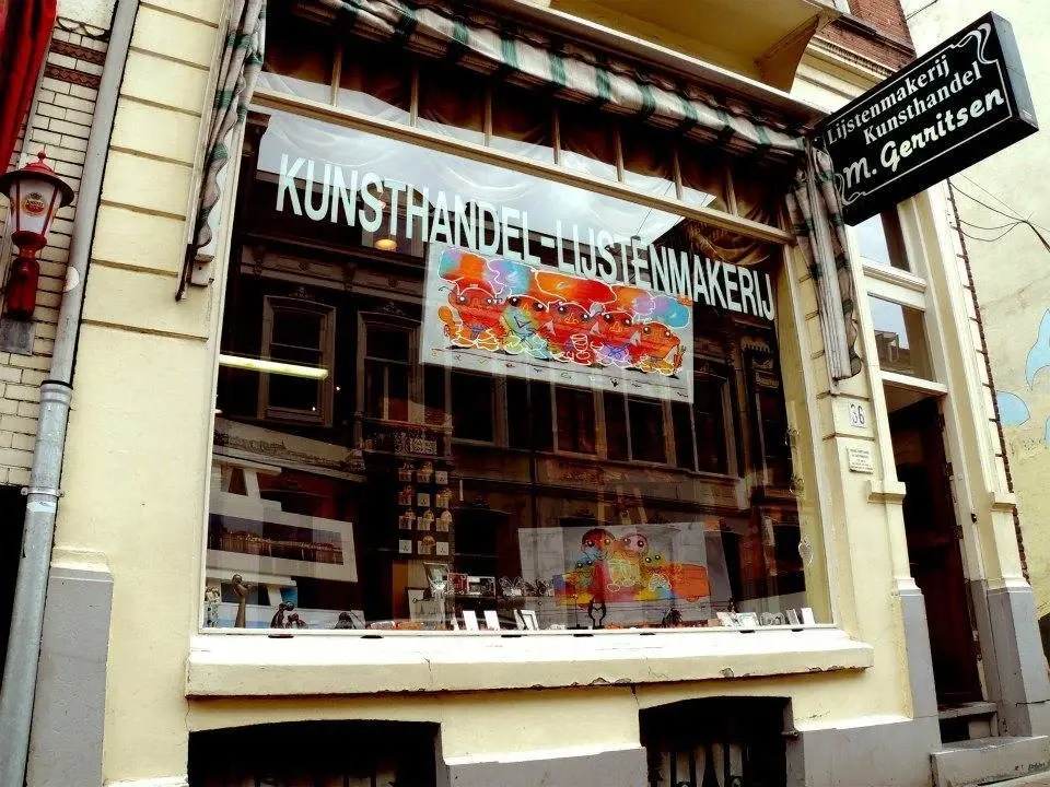 Gevel en etalage van Kunsthandel-Lijstenmakerij M. Gerritsen in de winkelstraat