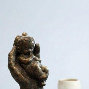 Beeldje "Geborgenheid" (Baby in hand) – Serie Emotions – Parastone – Bronskleur