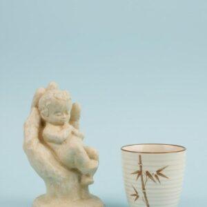 Beeldje "Geborgenheid" (Baby in hand) – Serie Emotions – Parastone – Crème