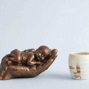 Beeldje "Tederheid" (Baby in hand) – Serie Emotions – Parastone – Bronskleur