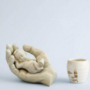 Beeldje "Zorgzaamheid" (Baby in hand) – Serie Emotions – Parastone