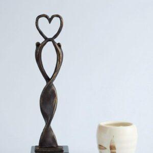 Liefdessculptuur "Het Hart op de Juiste Plaats" - Design Ger van Tankeren - Verbronsd