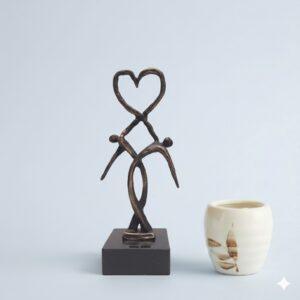 Liefdessculptuur "Liefdesgeluk" - Verbronsd - Op Marmeren Sokkel