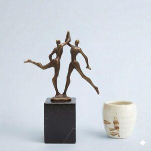 Sculptuur "Handen Ineen Slaan" – Design Mark Jurriens – Verbronsd (19 cm)