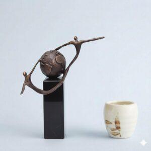 Sculptuur met wereldbol "Elkaar helpen" – Design Ger van Tankeren – Verbronsd