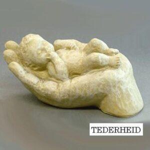 Parastone beeldje baby in hand - ivoor - tederheid - 4 cm hoog