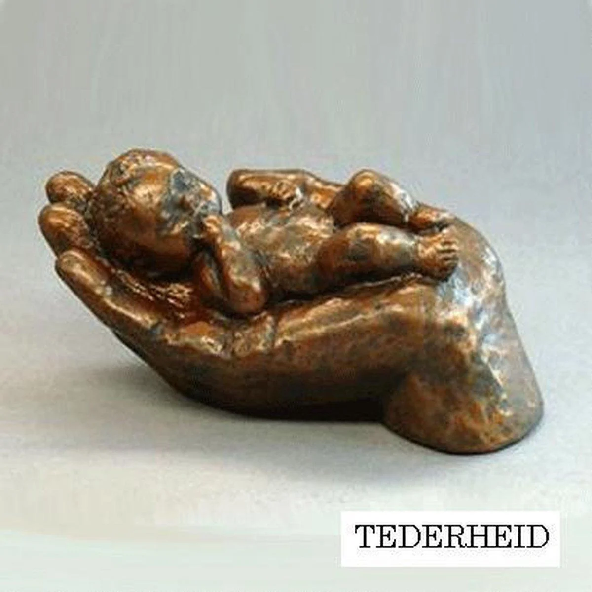 Parastone beeldje baby in hand Tederheid brons 1229.20 4 cm hoog