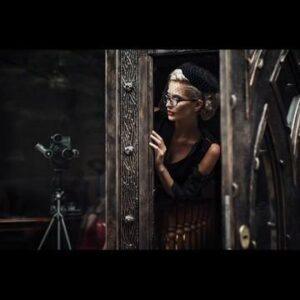 Glasart – Elegante Blonde Vrouw – Schilderij op Veiligheidsglas – 80×120 cm