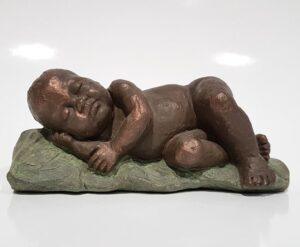 Geert Kunen Skulptuur Baby in hand bruin groen 16x7x7 cm