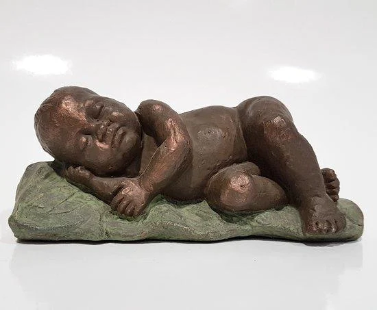 Geert Kunen Skulptuur Baby in hand bruin groen 16x7x7 cm