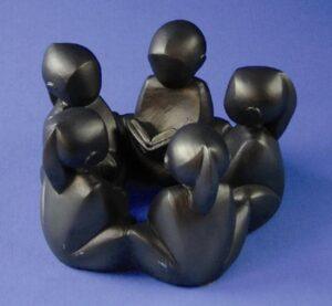 Beeld EM001 kinderkring lezende jongen met 4 meisjes