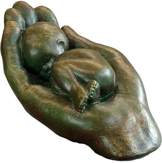 Beeldje Baby in hand - Gedragen - brons - EMO 17