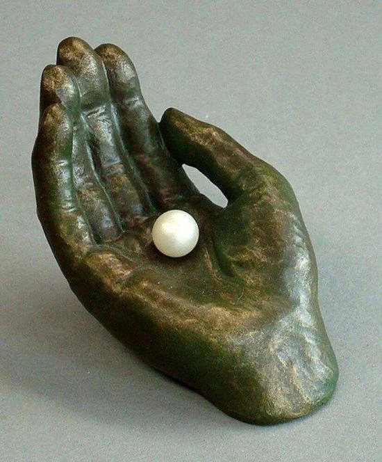 Parel in hand bronskleur EMO16