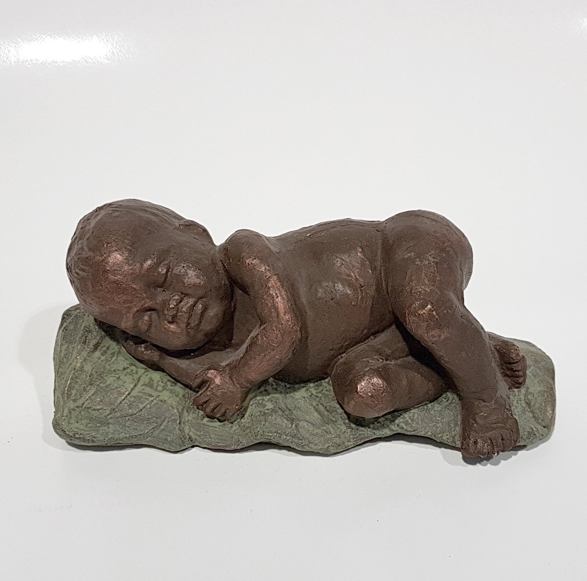 Geert Kunen Skulptuur Baby in hand bruin groen 16x7x7 cm