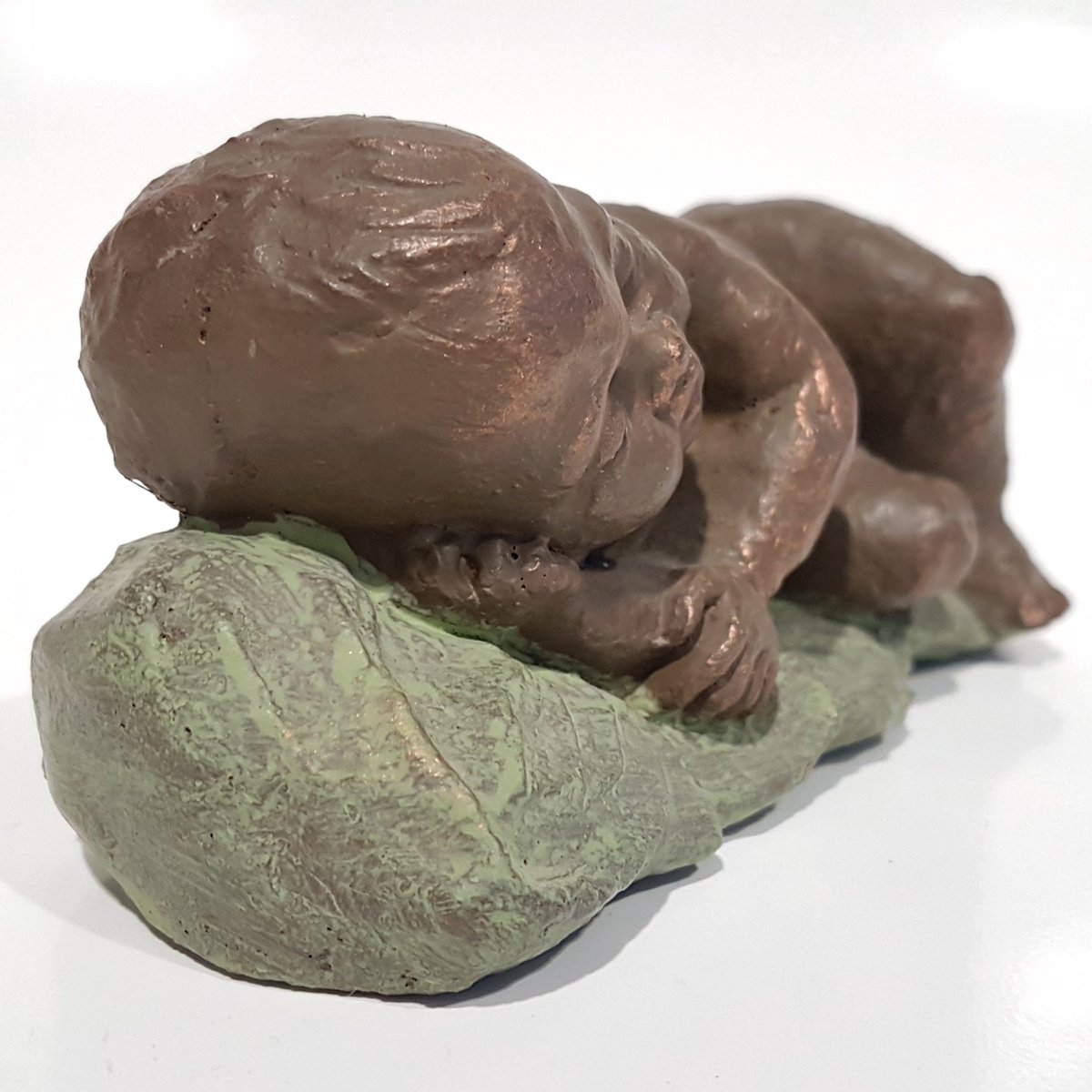 Geert Kunen Skulptuur Baby in hand bruin groen 16x7x7 cm
