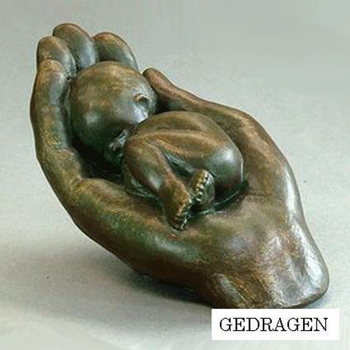 Beeldje Baby in hand - Gedragen - brons - EMO 17