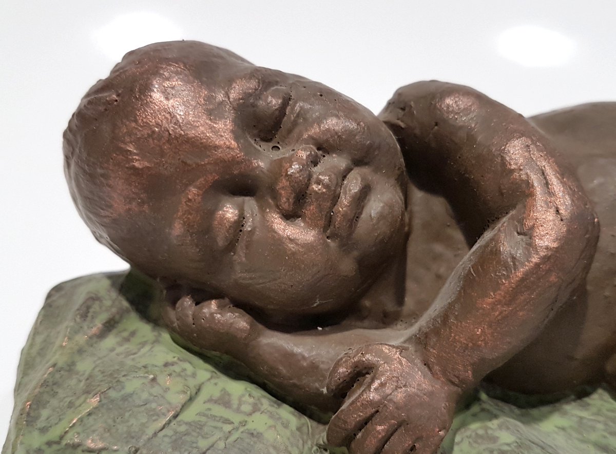 Geert Kunen Skulptuur Baby in hand bruin groen 16x7x7 cm